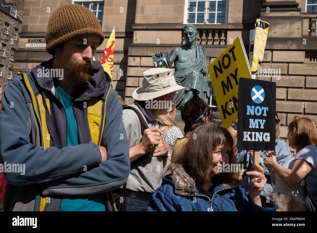 Édimbourg, Écosse, 5 juillet 2023. Pancartes « Not My King » tenues en altitude par les républicains manifestant contre l’Écosse pour marquer le couronnement royal de sa Majesté le roi Charles III, sur la Royal Mile High Street, à Édimbourg, en Écosse, le 5 juillet 2023. Crédit photo : Jeremy Sutton-Hibbert/Alamy Live News Banque D'Images