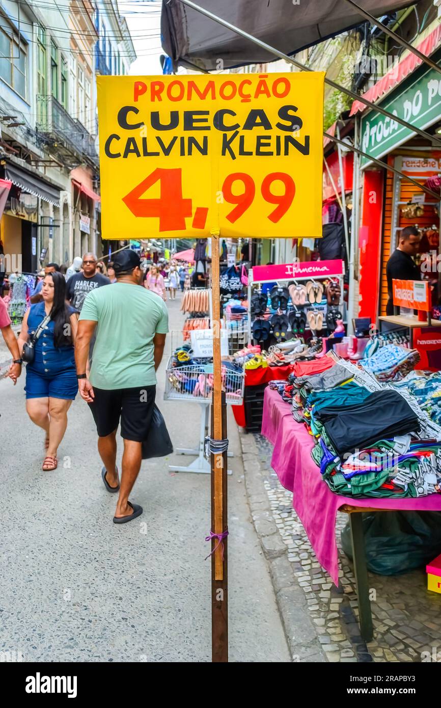 Rio de Janeiro, Brésil - 15 juin 2023 : petite entreprise de détail. Signe  fait main avec texte faisant la promotion des bols par Calvin Klein Photo  Stock - Alamy