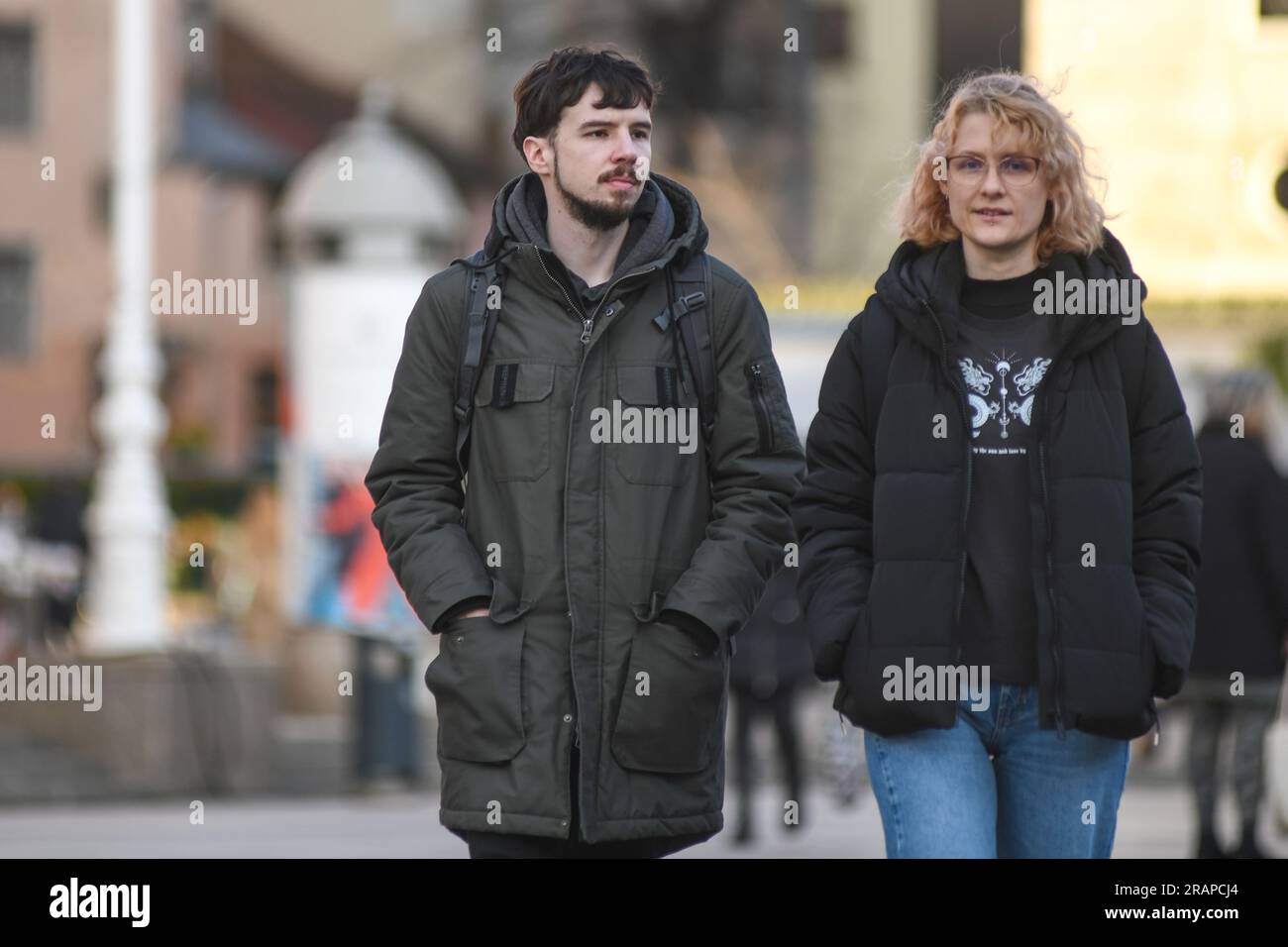 Couple croate marchant sur la place Ban Jelacic, Zagreb, Croatie Banque D'Images