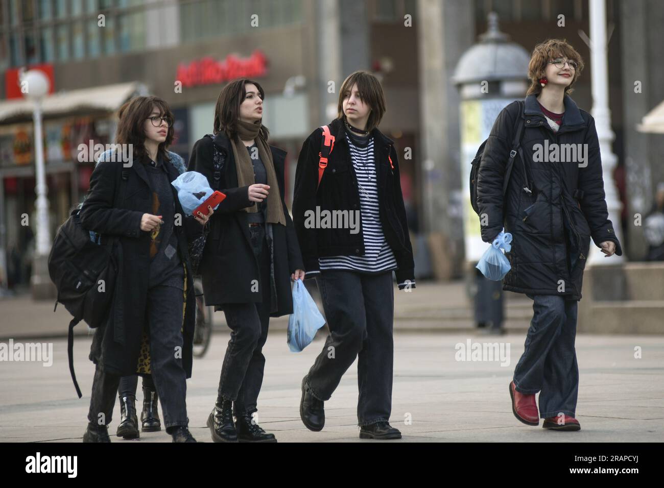 Jeunes croates marchant sur la place Ban Jelacic, Zagreb, Croatie Banque D'Images