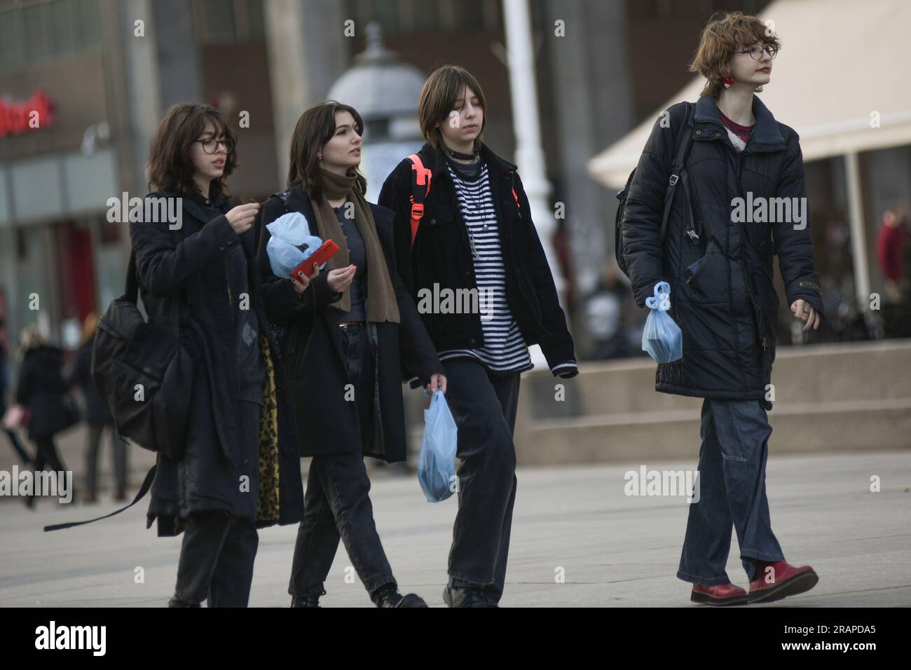 Jeunes croates marchant sur la place Ban Jelacic, Zagreb, Croatie Banque D'Images