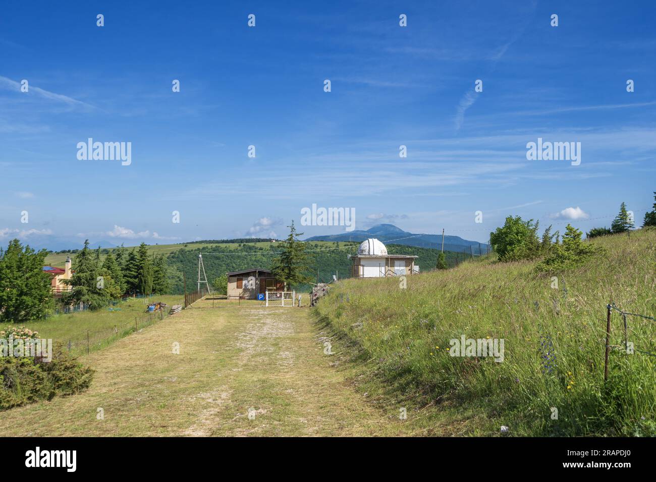 Vue de Villa d'Aria, Observatoire astronomique, fraction de Serrapetrona, Marches, Italie, Europe Banque D'Images