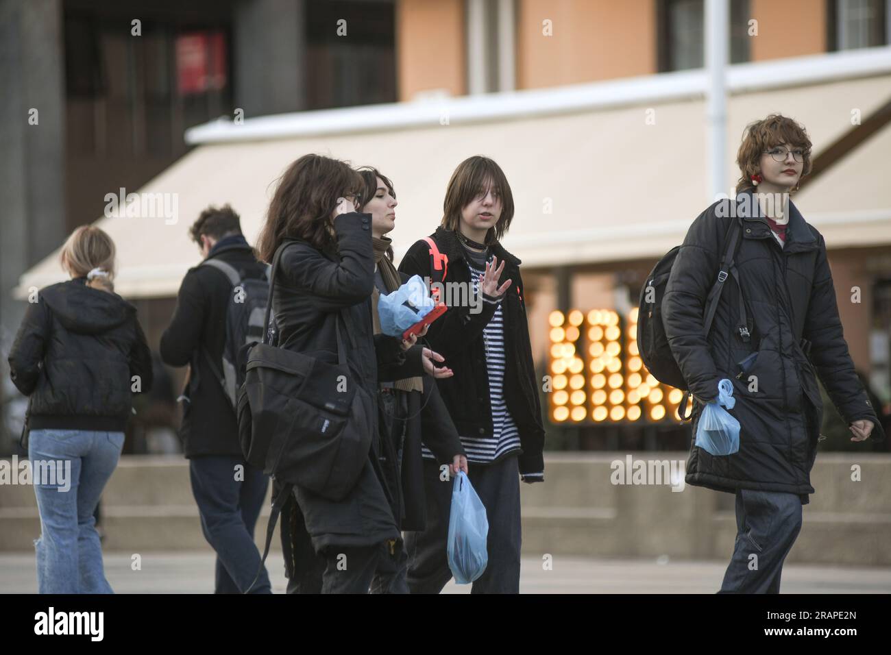 Jeunes croates marchant sur la place Ban Jelacic, Zagreb, Croatie Banque D'Images