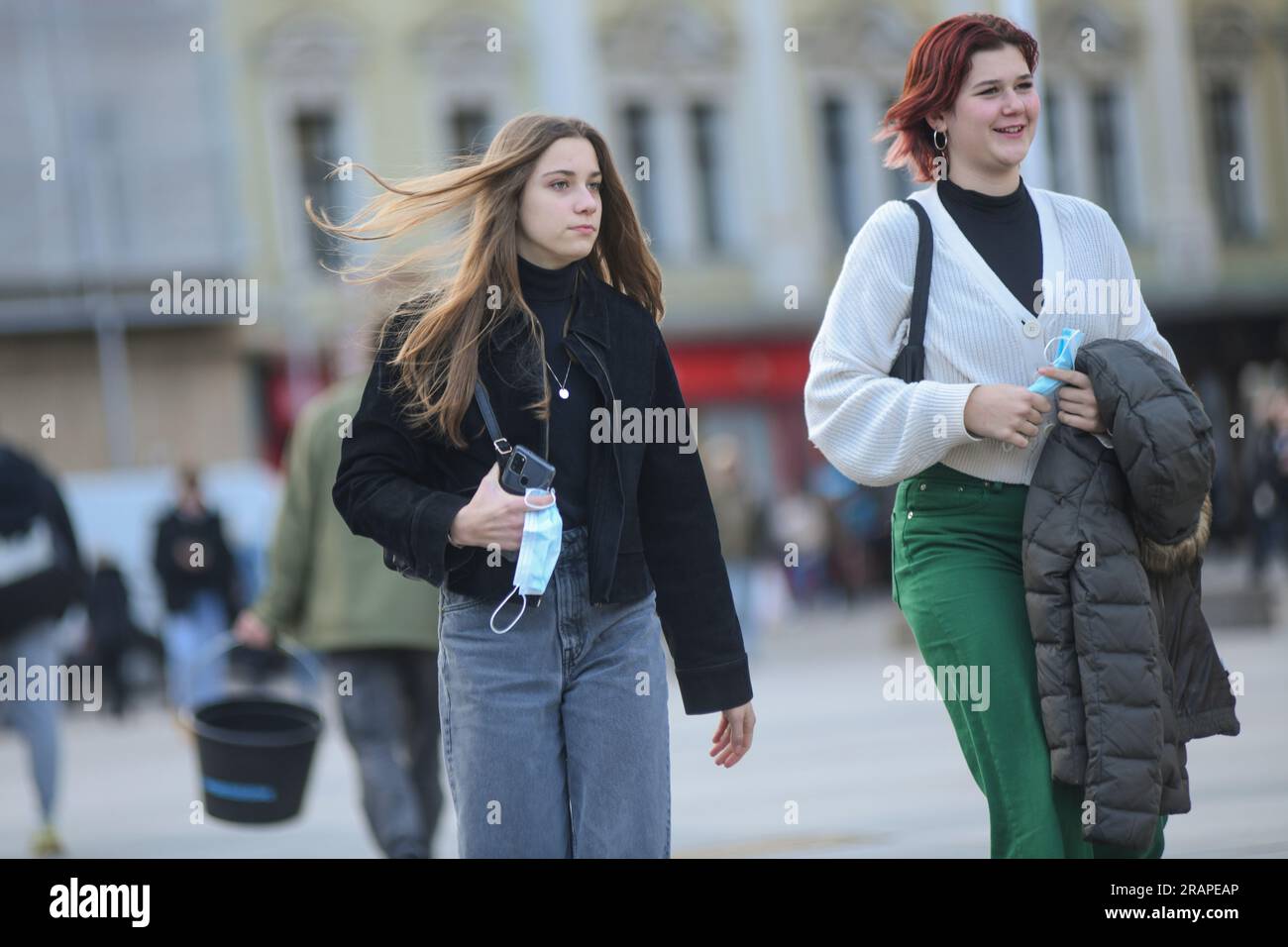 Jeunes filles marchant sur la place Ban Jelacic, Zagreb, Croatie Banque D'Images
