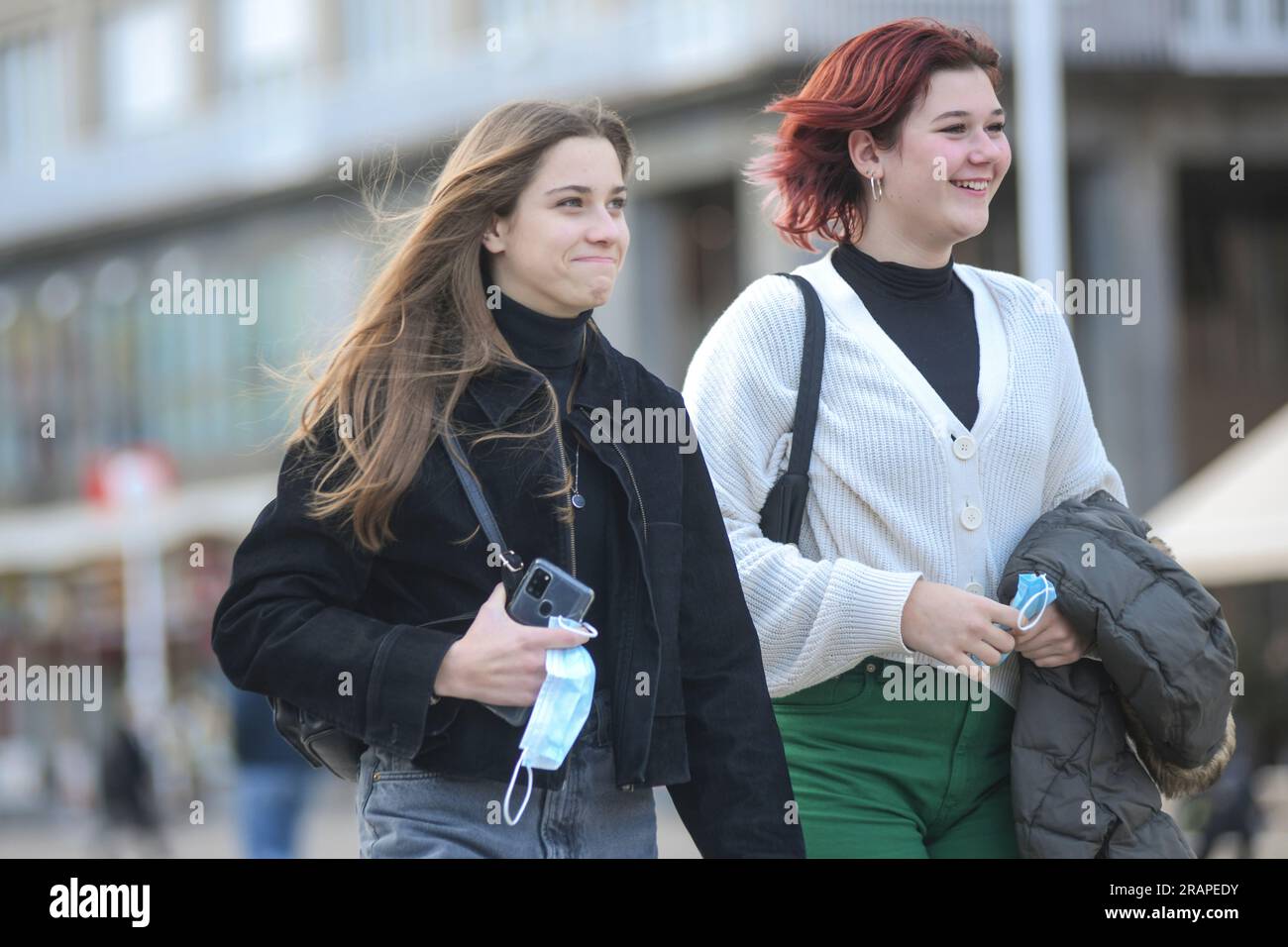 Jeunes filles marchant sur la place Ban Jelacic, Zagreb, Croatie Banque D'Images