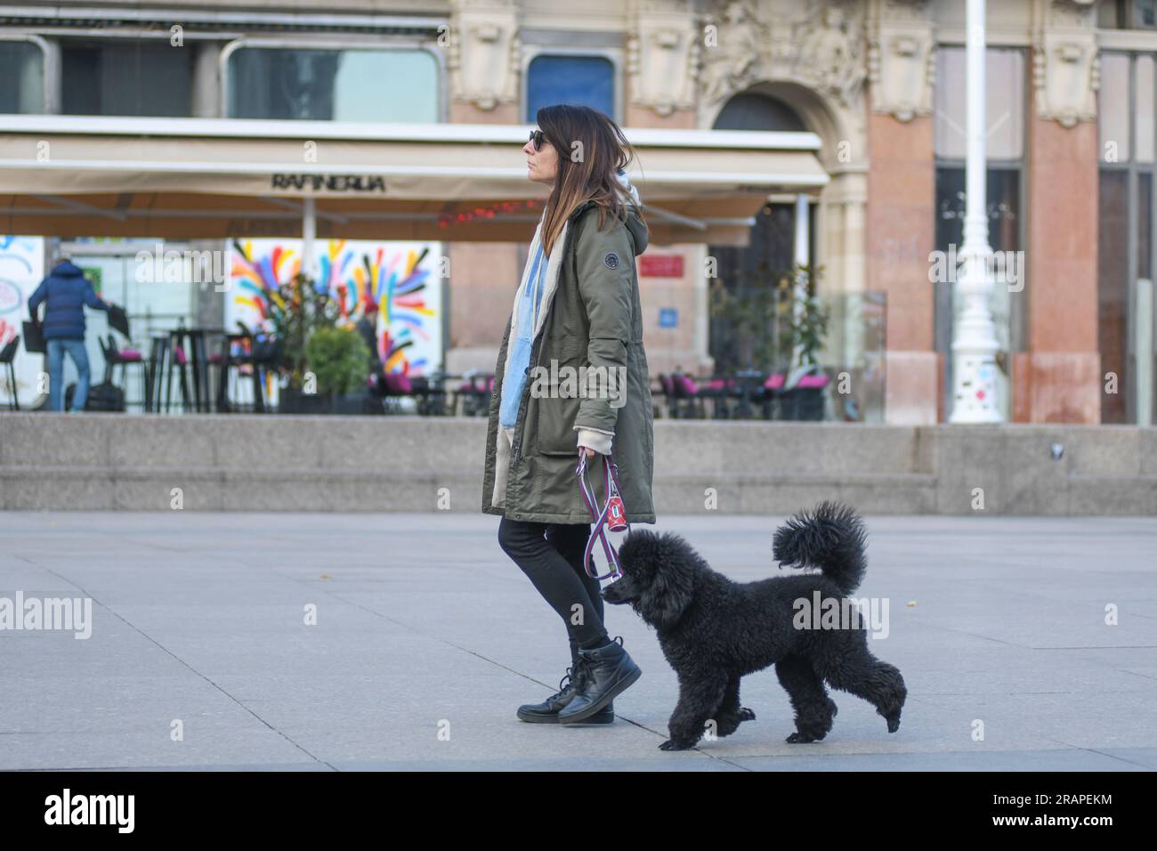 Femme croate promenant son chien sur la place Ban Jelacic, Zagreb, Croatie Banque D'Images