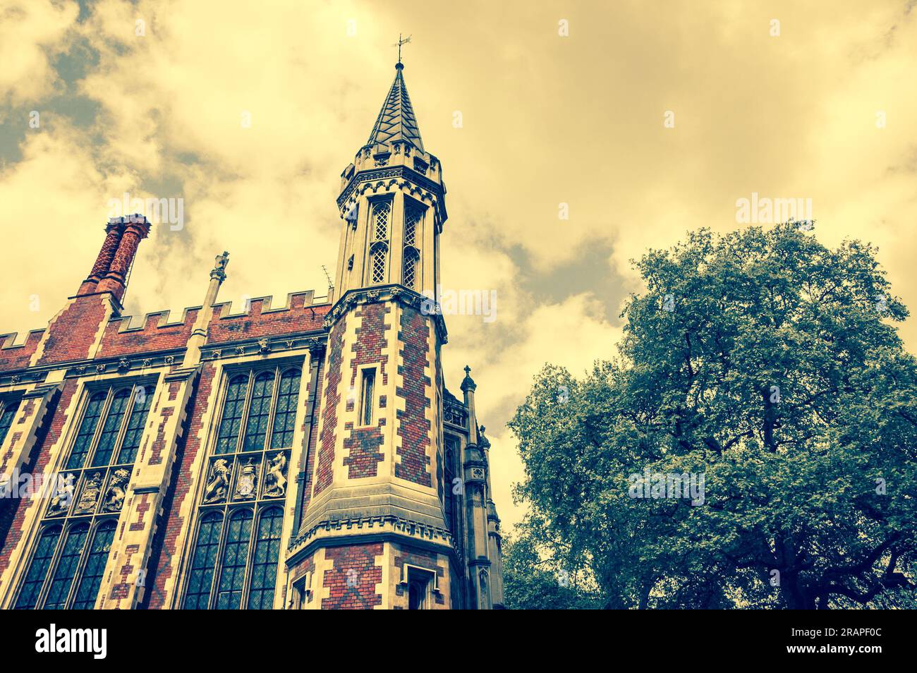 Lincoln's Inn Tower contre le ciel nuageux. Londres, Royaume-Uni. Photo rétro moody. Banque D'Images