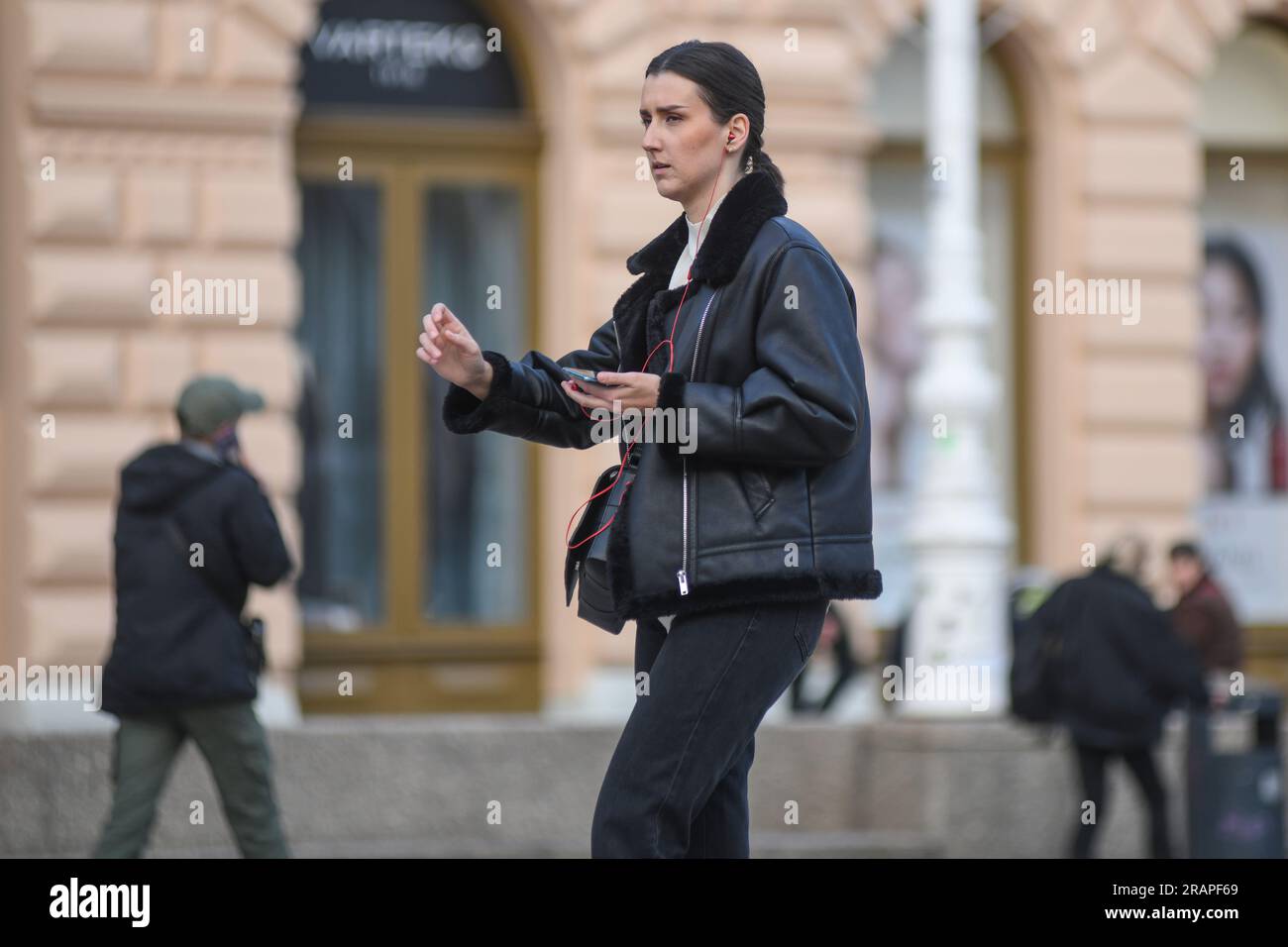 Femme croate marchant sur la place Ban Jelacic, Zagreb, Croatie Banque D'Images