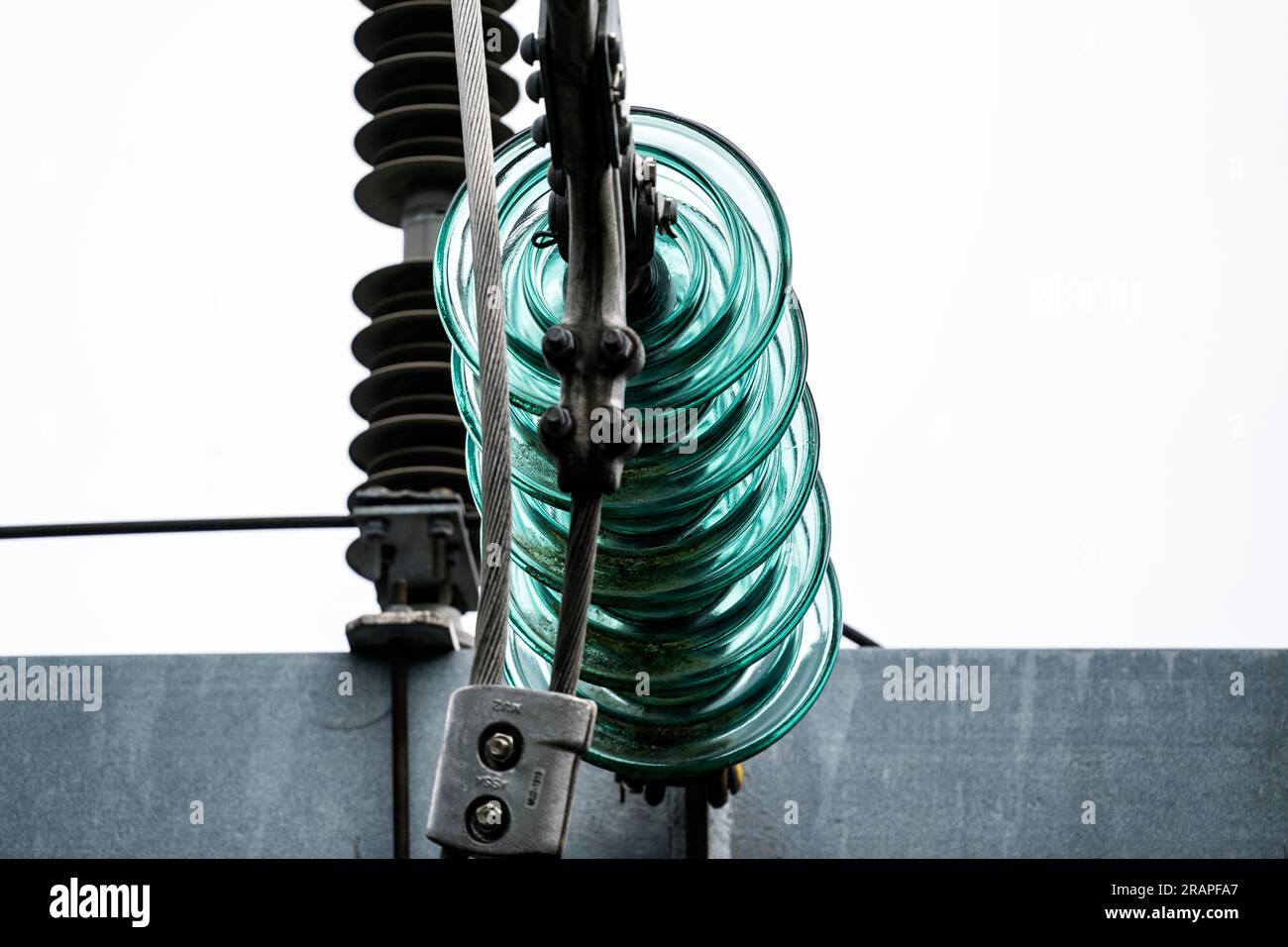 Nesodden 20230704.illustrations de câbles d'alimentation. Détail d'une ligne électrique à la station de transformation de Nesoddtangen. Photo : Annika Byrde / NTB Banque D'Images