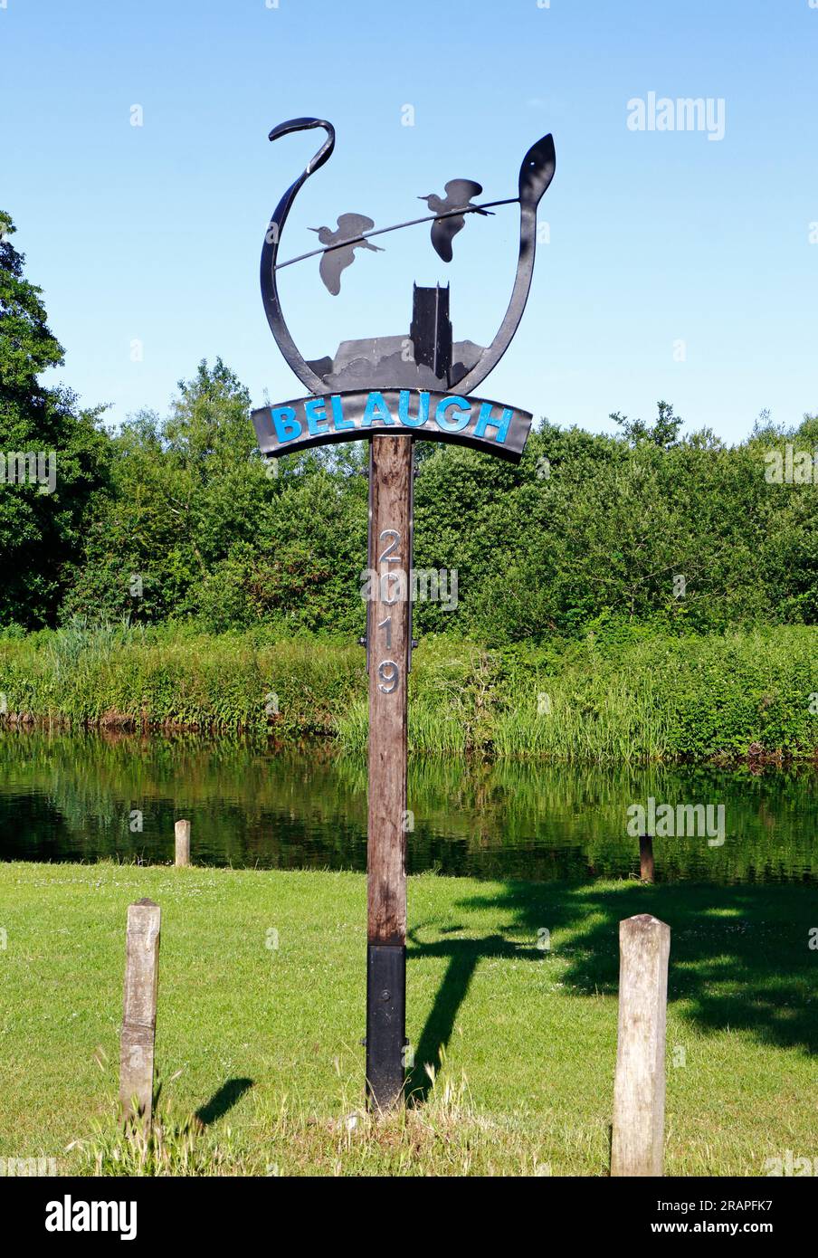 Une vue du panneau du village dans le village Norfolk Broads de Belaugh, Norfolk, Angleterre, Royaume-Uni. Banque D'Images