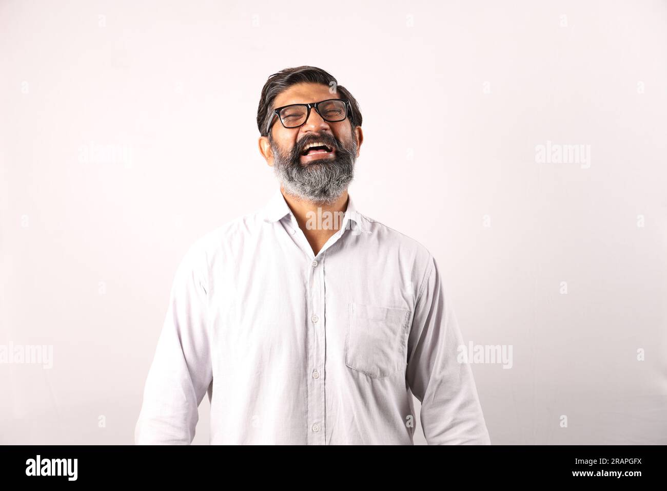 Portrait d'un barbu indien portant une chemise. Expressions funky tristes et déprimées pleines de tristesse et de regrets. Banque D'Images