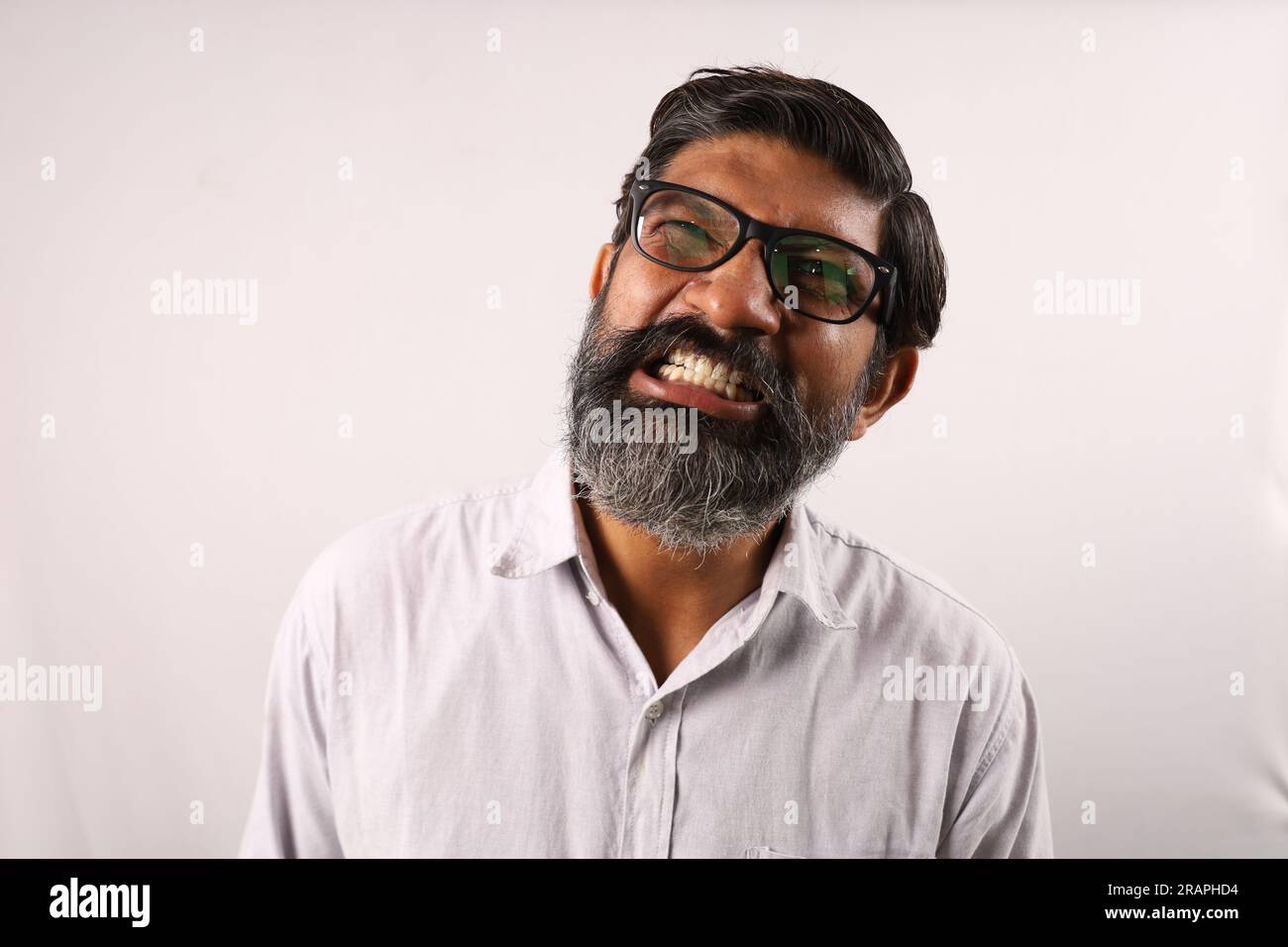 Portrait d'un barbu indien portant une chemise. Expressions funky tristes et déprimées pleines de colère et d'agressivité. Banque D'Images