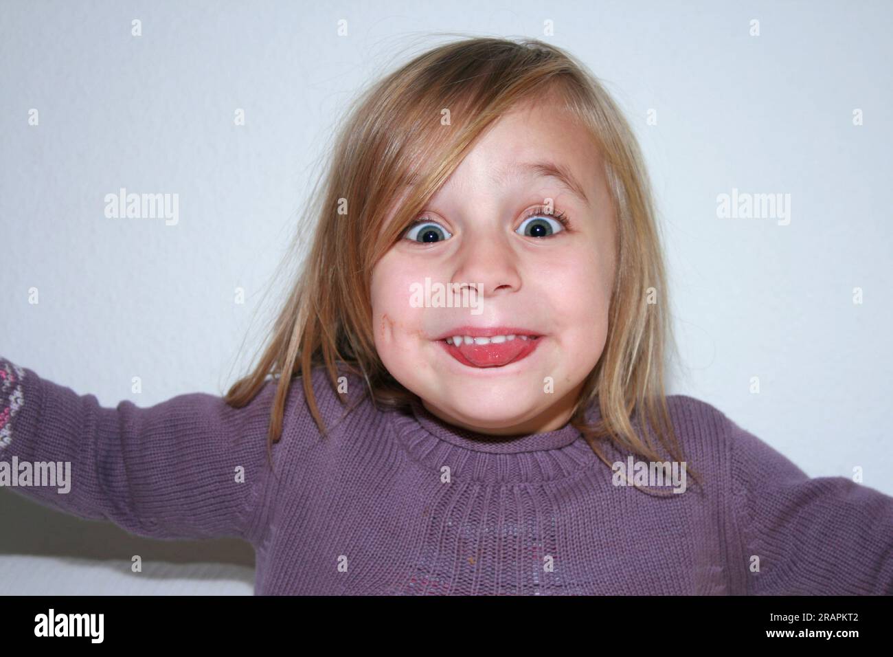 Drôle portrait d'enfant de quatre ans avec vue dans l'appareil photo Banque D'Images