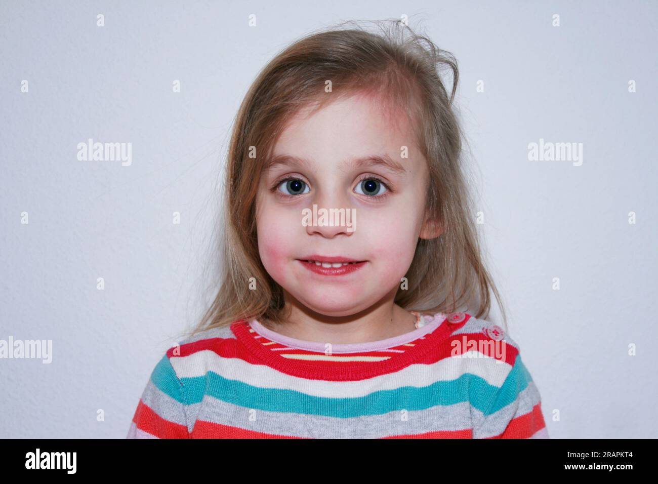 Drôle portrait d'enfant de quatre ans avec vue dans l'appareil photo Banque D'Images