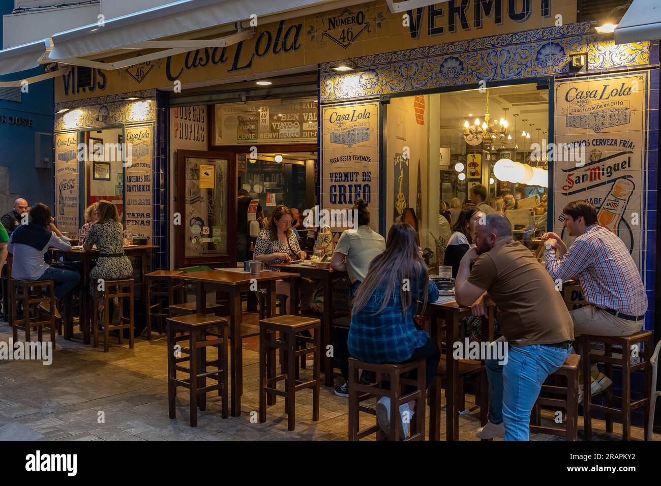 Les gens apprécient la vie nocturne dans le centre historique de Malaga, en Espagne Banque D'Images