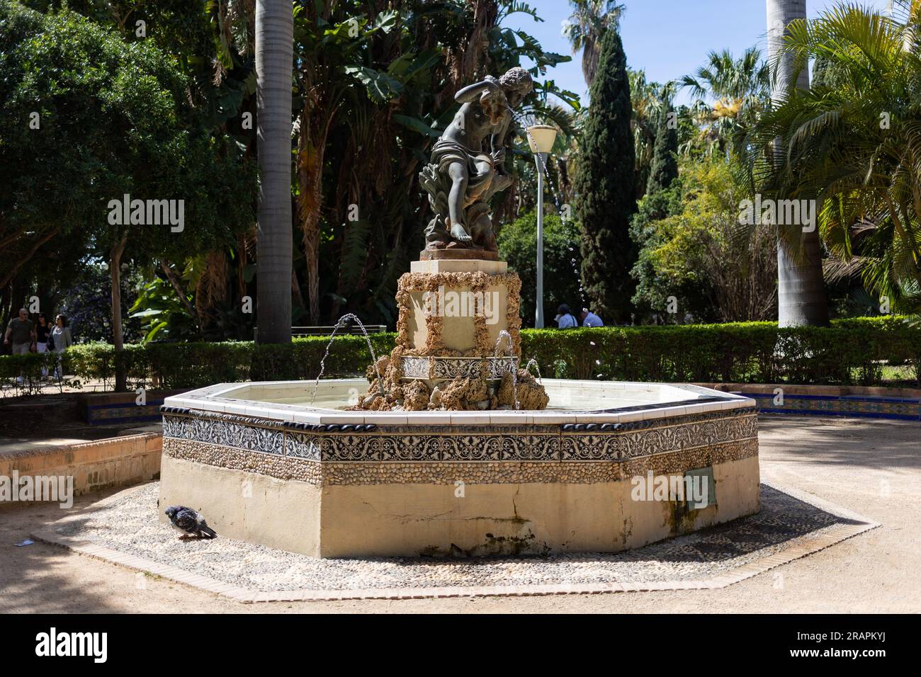 L'une des belles fontaines de Malaga Parque, le parc de la ville de Malaga, Espagne. Banque D'Images