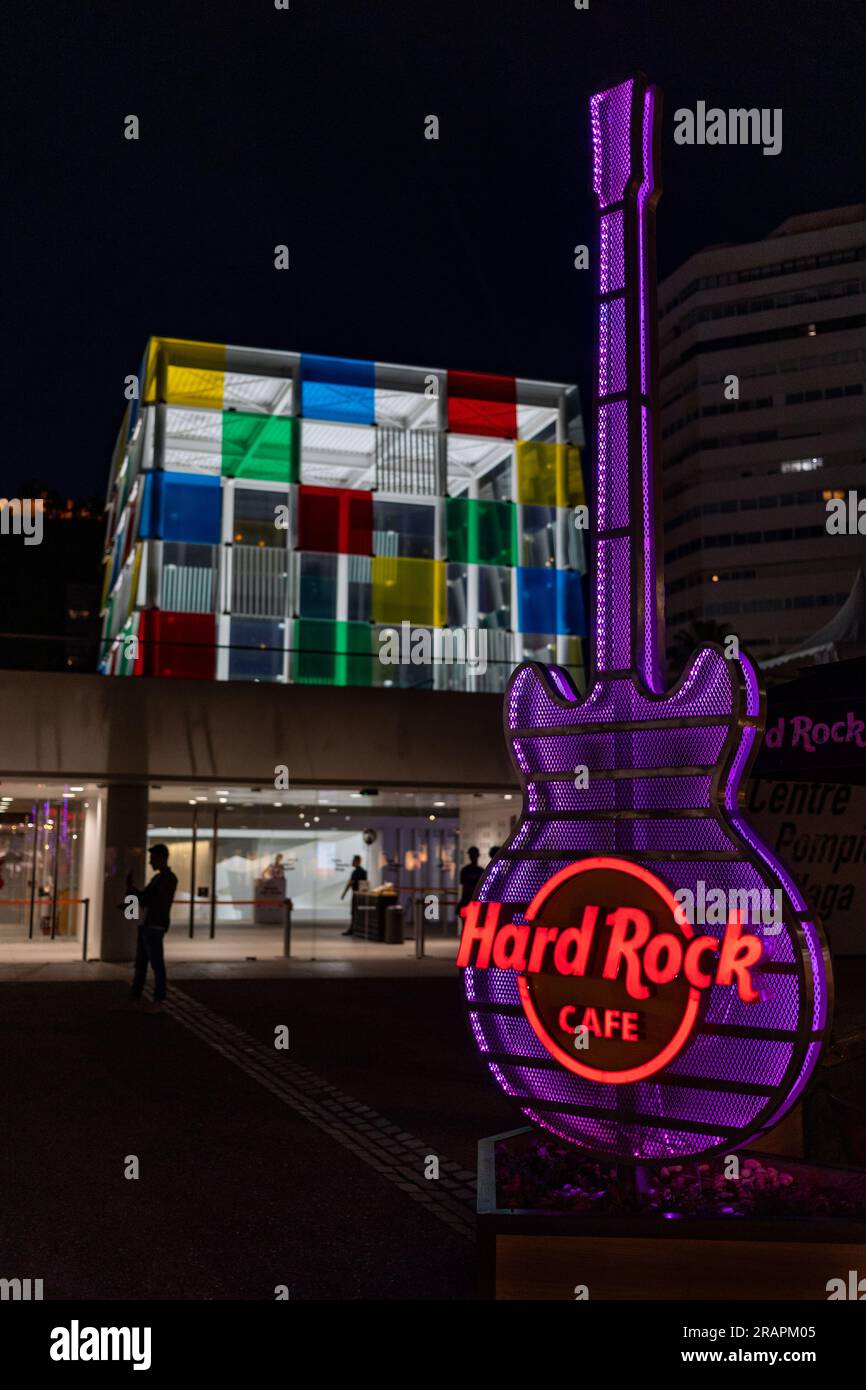 La guitare du Hard Rock Cafe avec le musée du Centre Pompidou en arrière-plan, Malaga, Espagne Banque D'Images