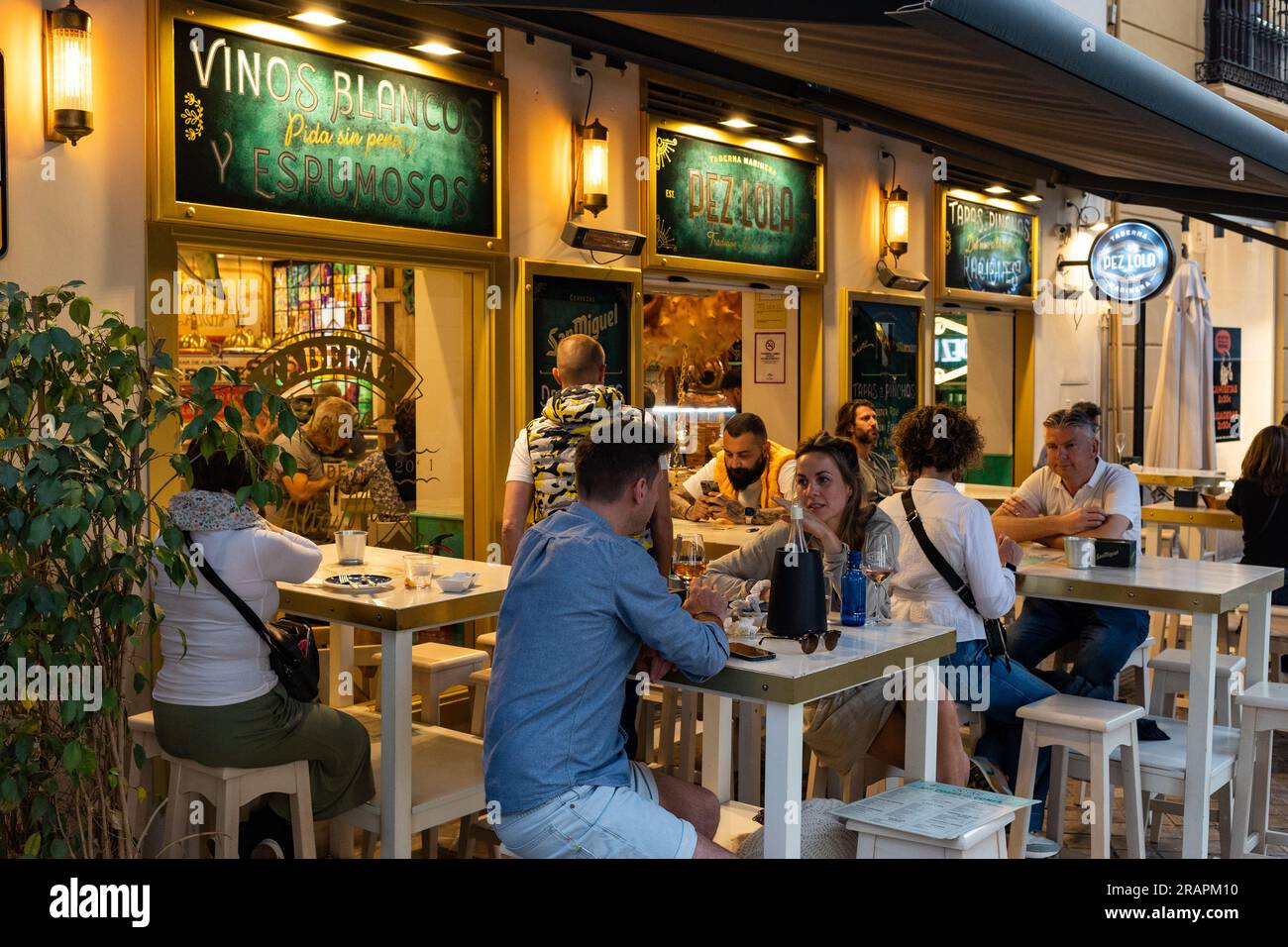 Les gens apprécient la vie nocturne dans le centre historique de Malaga, en Espagne Banque D'Images