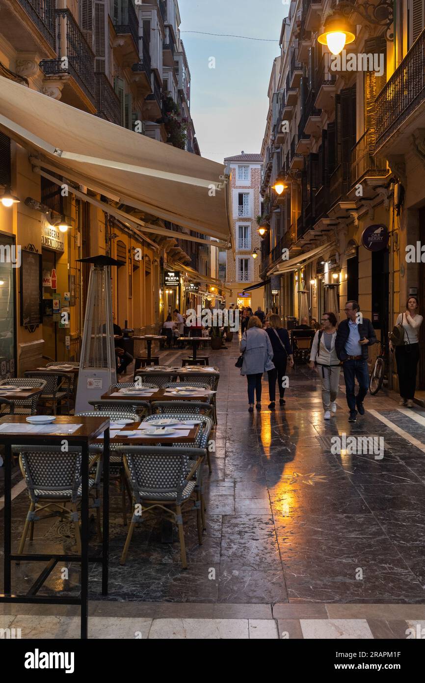 Les gens apprécient la vie nocturne dans le centre historique de Malaga, en Espagne Banque D'Images
