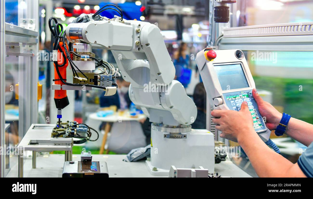 Ingénieur vérifier et contrôler l'automatisation système de robot moderne en usine, concept de robot industriel Banque D'Images