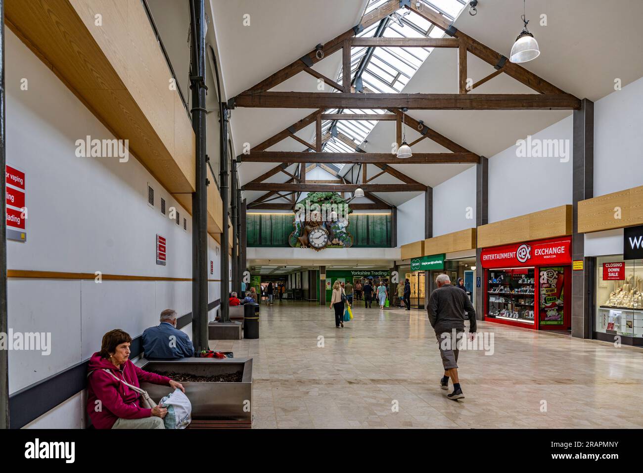 Le centre commercial Isaac Newton à Grantham, Lincolnshire Royaume-Uni avec la célèbre horloge visible sur le mur arrière, où un lion ouvre les yeux toutes les heures et une pomme tombe Banque D'Images