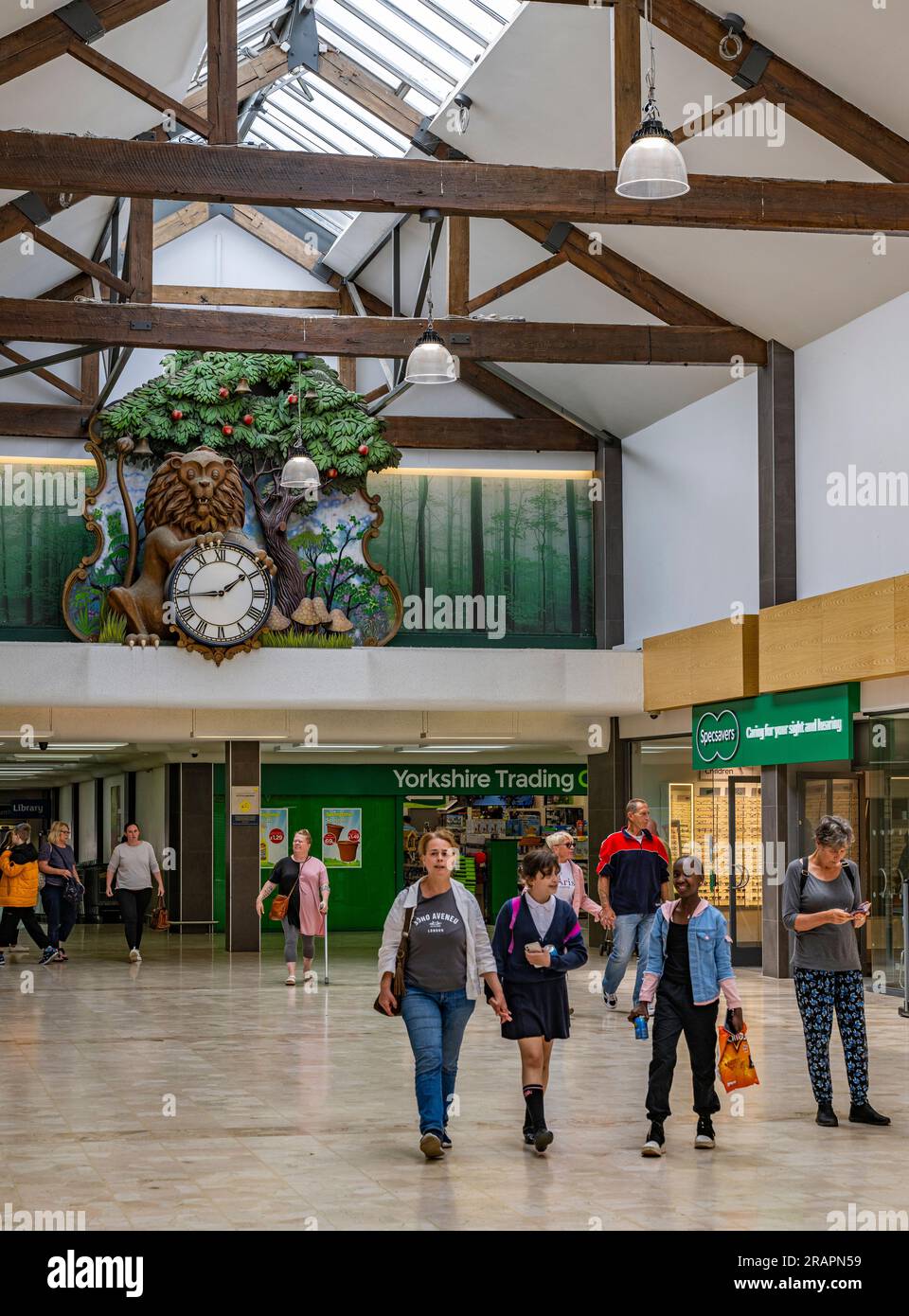 Le centre commercial Isaac Newton à Grantham, Lincolnshire Royaume-Uni avec la célèbre horloge visible sur le mur arrière, où un lion ouvre les yeux toutes les heures et une pomme tombe Banque D'Images