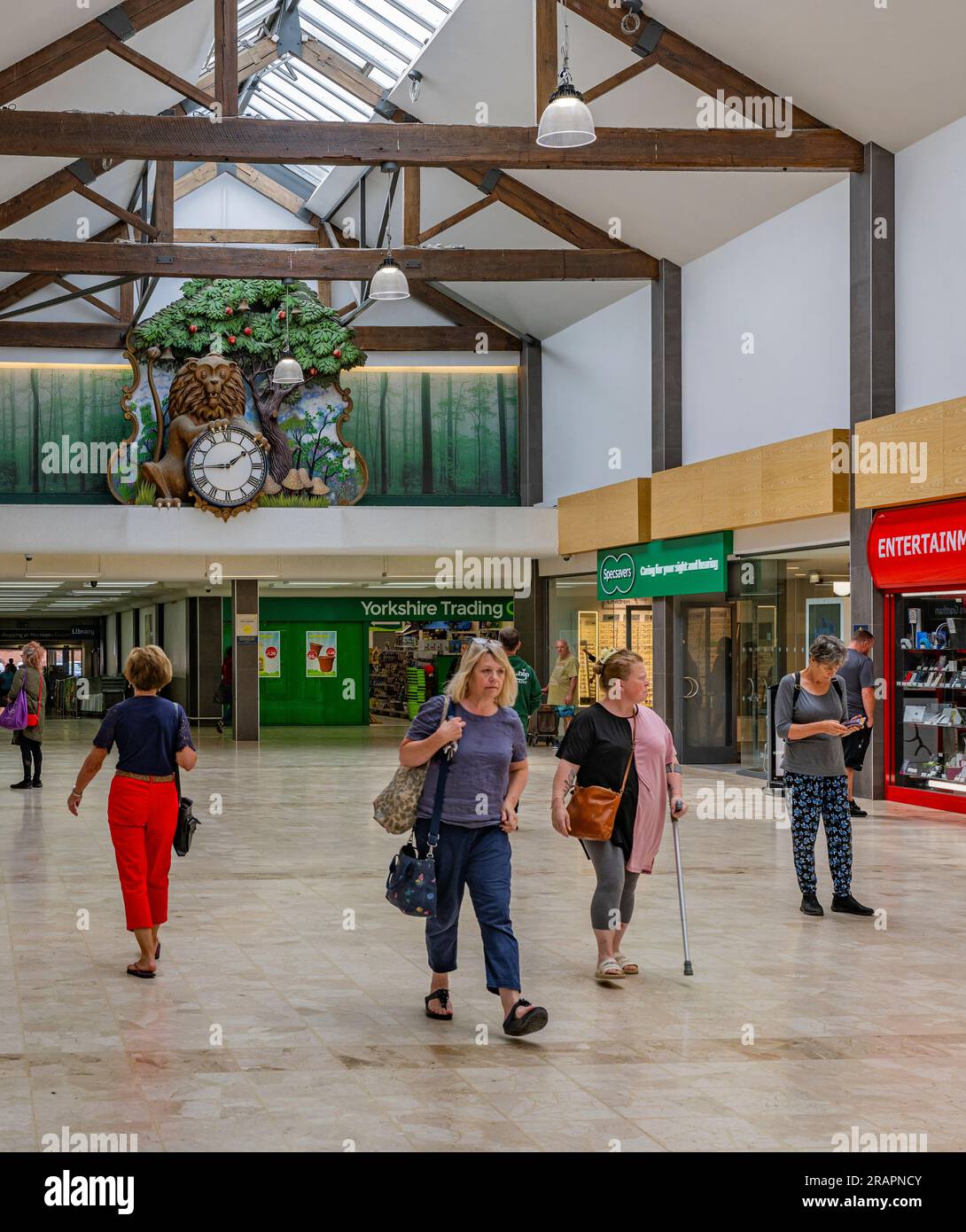 Le centre commercial Isaac Newton à Grantham, Lincolnshire Royaume-Uni avec la célèbre horloge visible sur le mur arrière, où un lion ouvre les yeux toutes les heures et une pomme tombe Banque D'Images