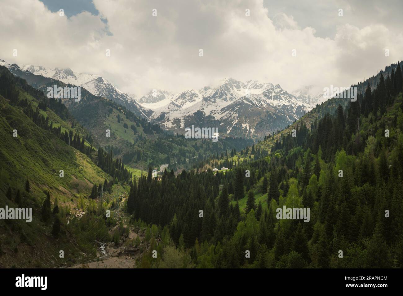 Vue sur les montagnes et les sommets enneigés. Un grand lac Almaty au petit matin par temps ensoleillé. Almaty. Kazakhstan Banque D'Images