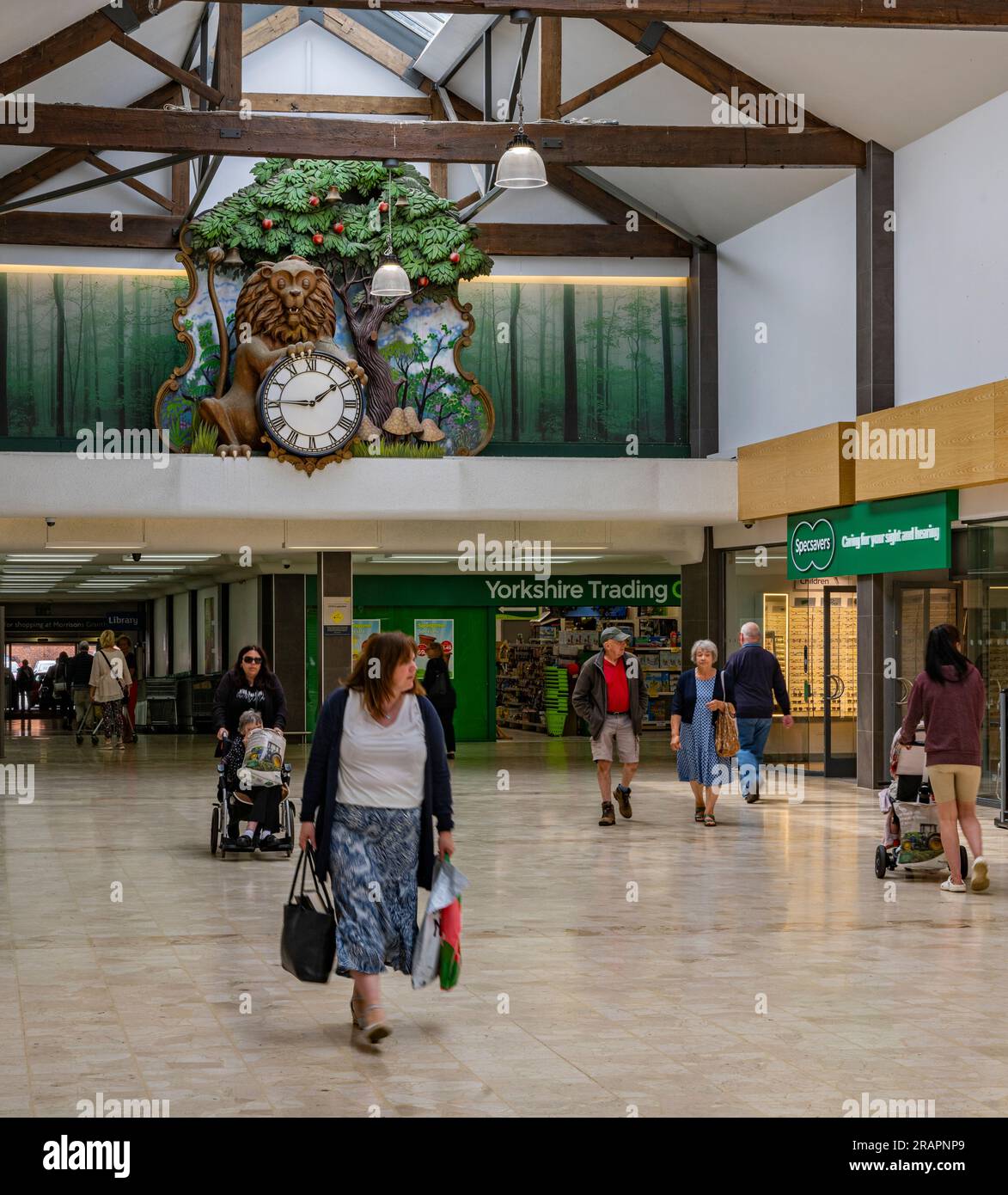 Le centre commercial Isaac Newton à Grantham, Lincolnshire Royaume-Uni avec la célèbre horloge visible sur le mur arrière, où un lion ouvre les yeux toutes les heures et une pomme tombe Banque D'Images