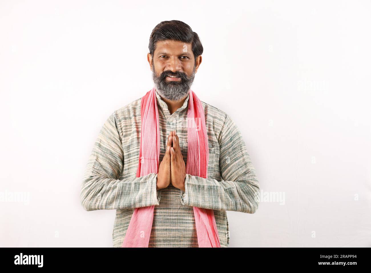 Portrait de l'homme barbu indien dans le concept de l'Inde rurale. Fond blanc des expressions funky. pauvre villageois. diverses expressions et humeurs de pauvreté Banque D'Images