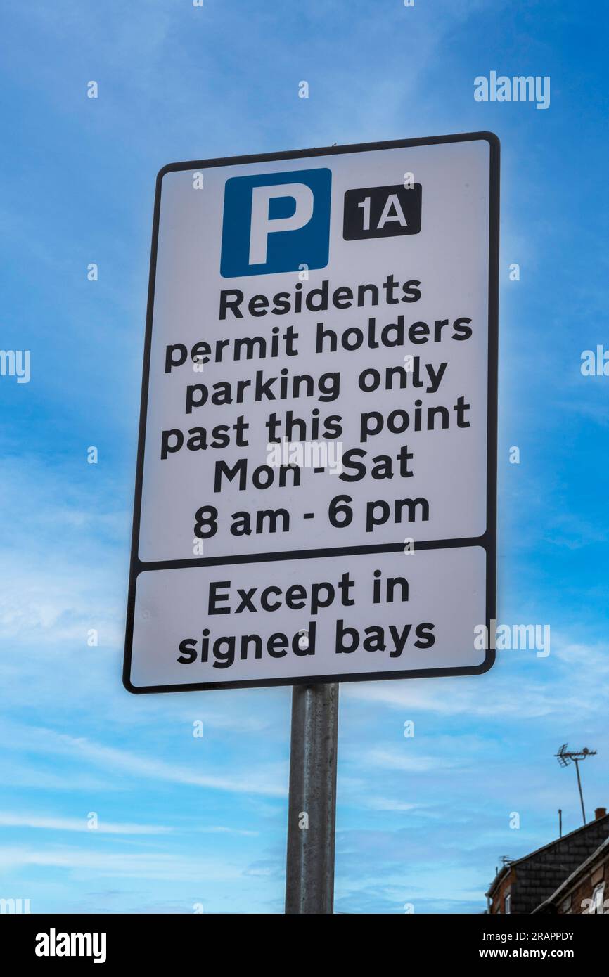 Grantham, Lincolnshire UK signe pour une zone de stationnement réservée aux résidents contre un ciel bleu Banque D'Images