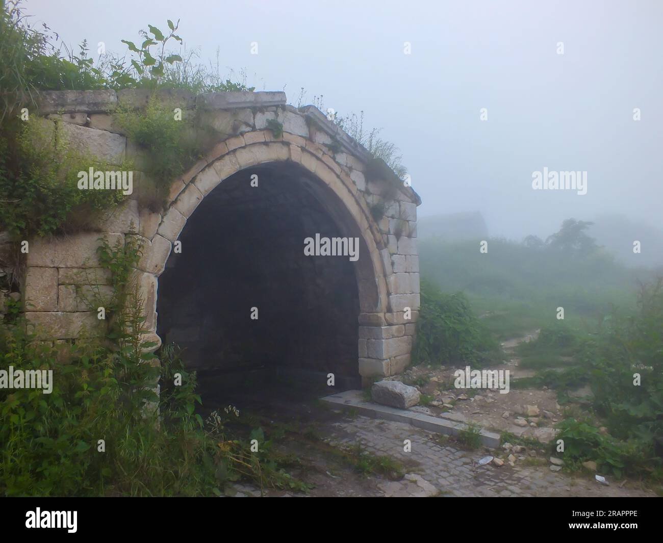 Ruines de Santa par temps brumeux, Gumushane, Turquie Banque D'Images