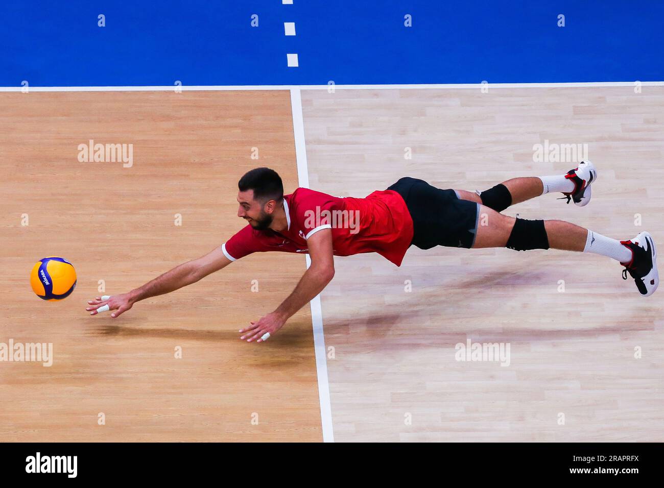 Pasay City, Philippines. 5 juillet 2023. Ryan Joseph Sclater, du Canada, sauve le ballon lors du match de la poule 6 entre le Canada et les pays-Bas à la Ligue des nations de volleyball masculin à Pasay City, aux Philippines, le 5 juillet 2023. Crédit : Rouelle Umali/Xinhua/Alamy Live News Banque D'Images