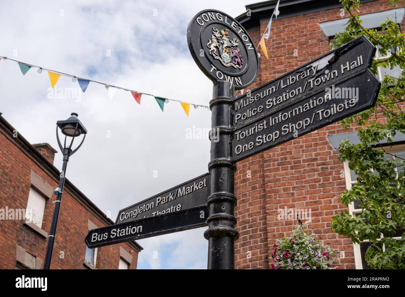 Panneau indiquant les directions dans le centre-ville de Congleton, Cheshire East, UK. Banque D'Images