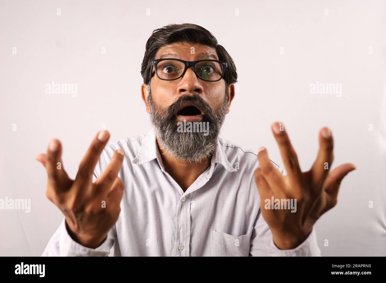 Portrait d'un barbu indien portant une chemise. Expressions funky tristes et déprimées pleines de tristesse et de regrets. Banque D'Images