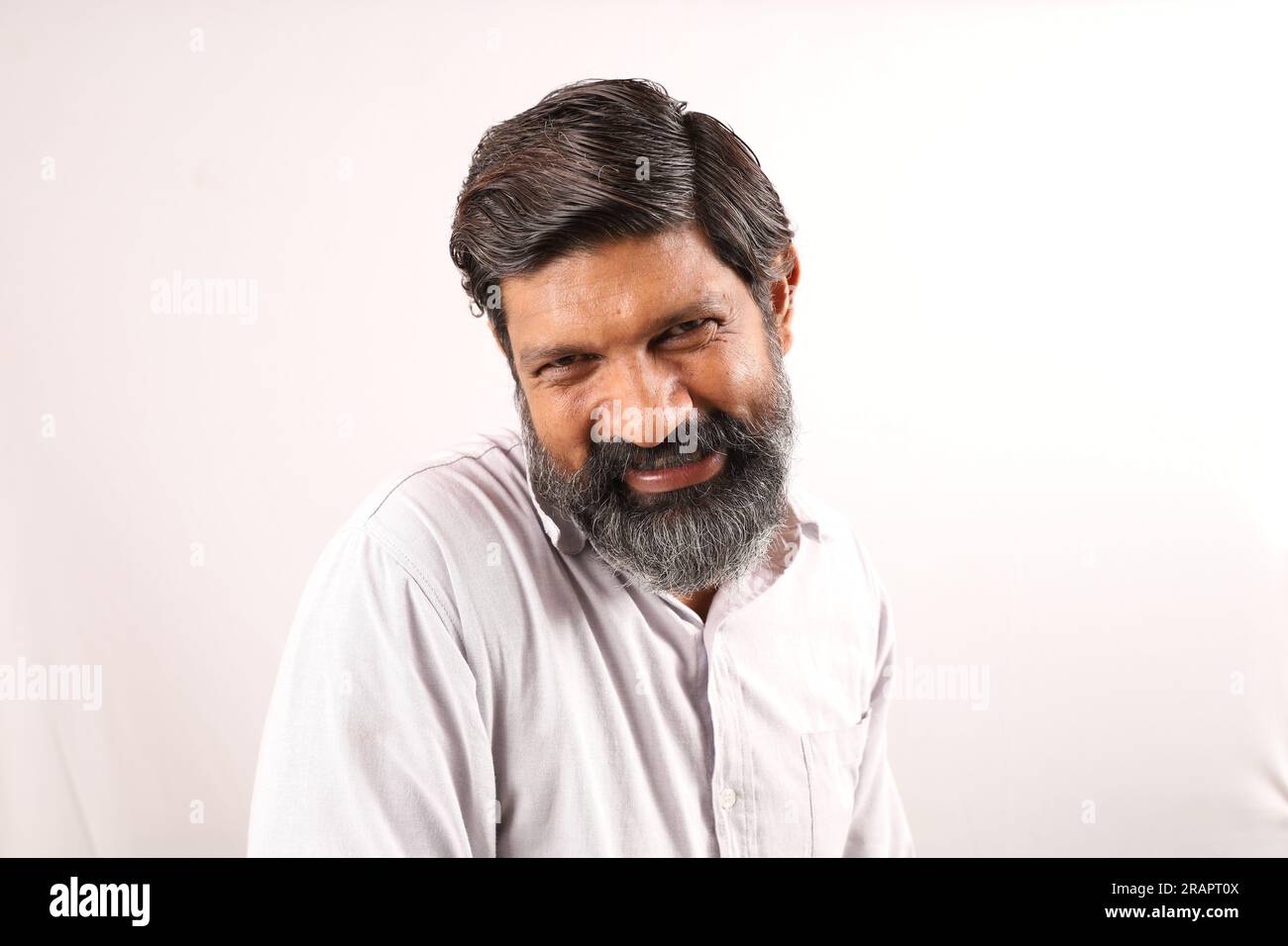 Portrait d'un barbu indien portant une chemise. Expressions funky tristes et déprimées pleines de tristesse et de regrets. Banque D'Images