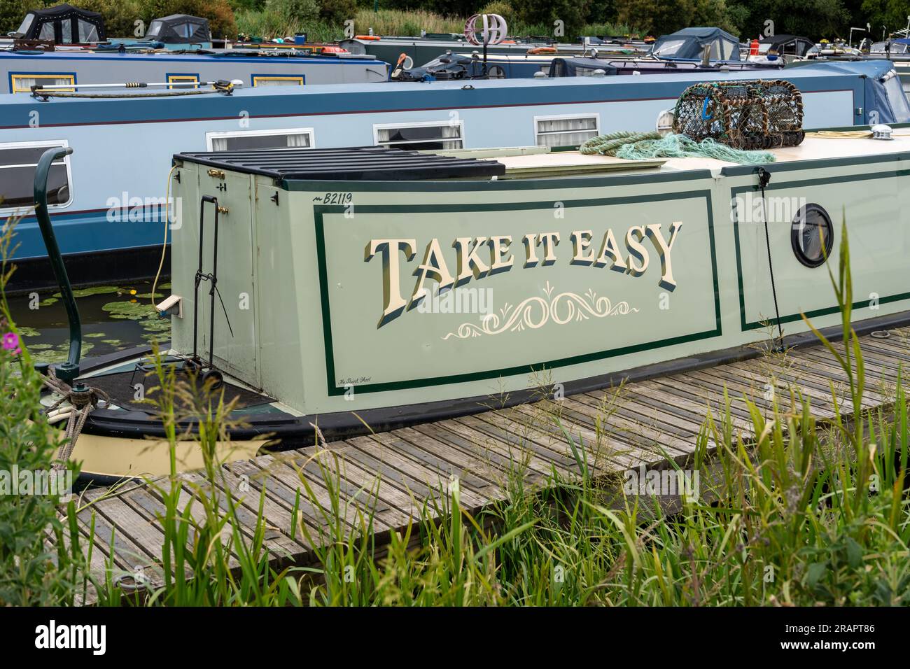 Bateaux de plaisance à Oakwood Marina. Bateaux amarrés sur le canal Trent et Mersey, Northwich, Cheshire, Royaume-Uni. Banque D'Images