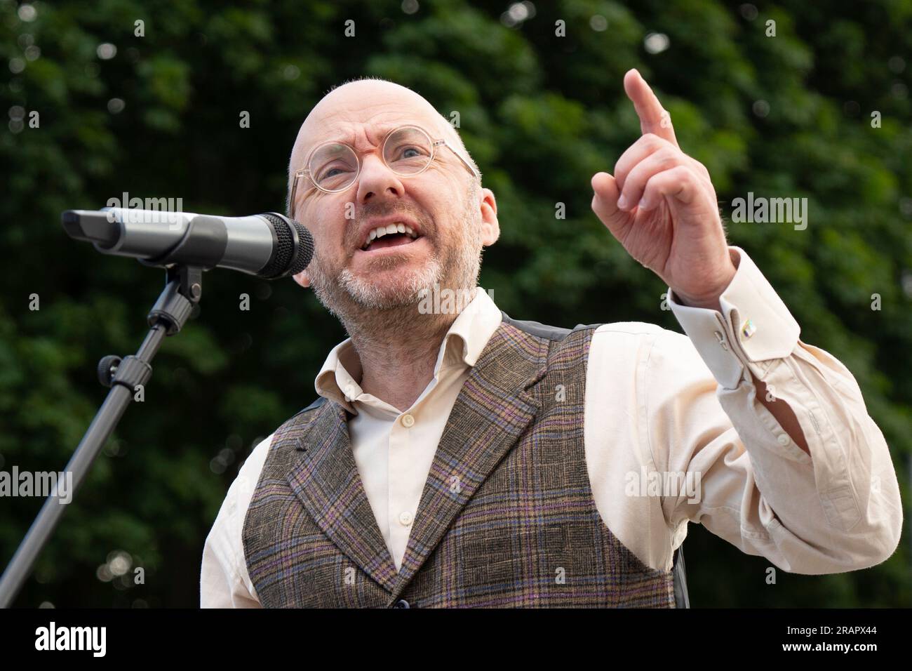 Édimbourg, Écosse, Royaume-Uni, 5 juillet 2023. Les manifestants assistent à une manifestation du groupe anti-monarchiste notre République devant le Parlement écossais à Holyrood. Le roi Charles III d'Édimbourg doit recevoir les honneurs d'Écosse à la cathédrale St Giles aujourd'hui. Les honneurs de l'Écosse sont les joyaux de la Couronne écossaise. Pic : le co-leader des Verts écossais Patrick Harvey MSP s'exprime lors de la manifestation. Iain Masterton/Alamy Live News Banque D'Images