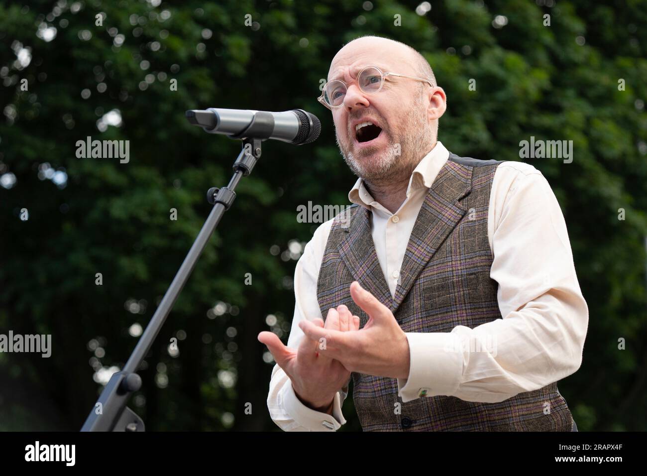 Édimbourg, Écosse, Royaume-Uni, 5 juillet 2023. Les manifestants assistent à une manifestation du groupe anti-monarchiste notre République devant le Parlement écossais à Holyrood. Le roi Charles III d'Édimbourg doit recevoir les honneurs d'Écosse à la cathédrale St Giles aujourd'hui. Les honneurs de l'Écosse sont les joyaux de la Couronne écossaise. Pic : le co-leader des Verts écossais Patrick Harvey MSP s'exprime lors de la manifestation. Iain Masterton/Alamy Live News Banque D'Images