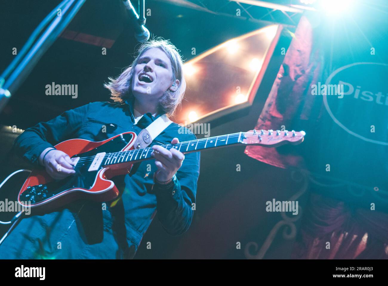 Dom Want, le guitariste, a joué avec le groupe Larkins lors du Liverpool Sound City Festival le 4 mai 2019. Banque D'Images