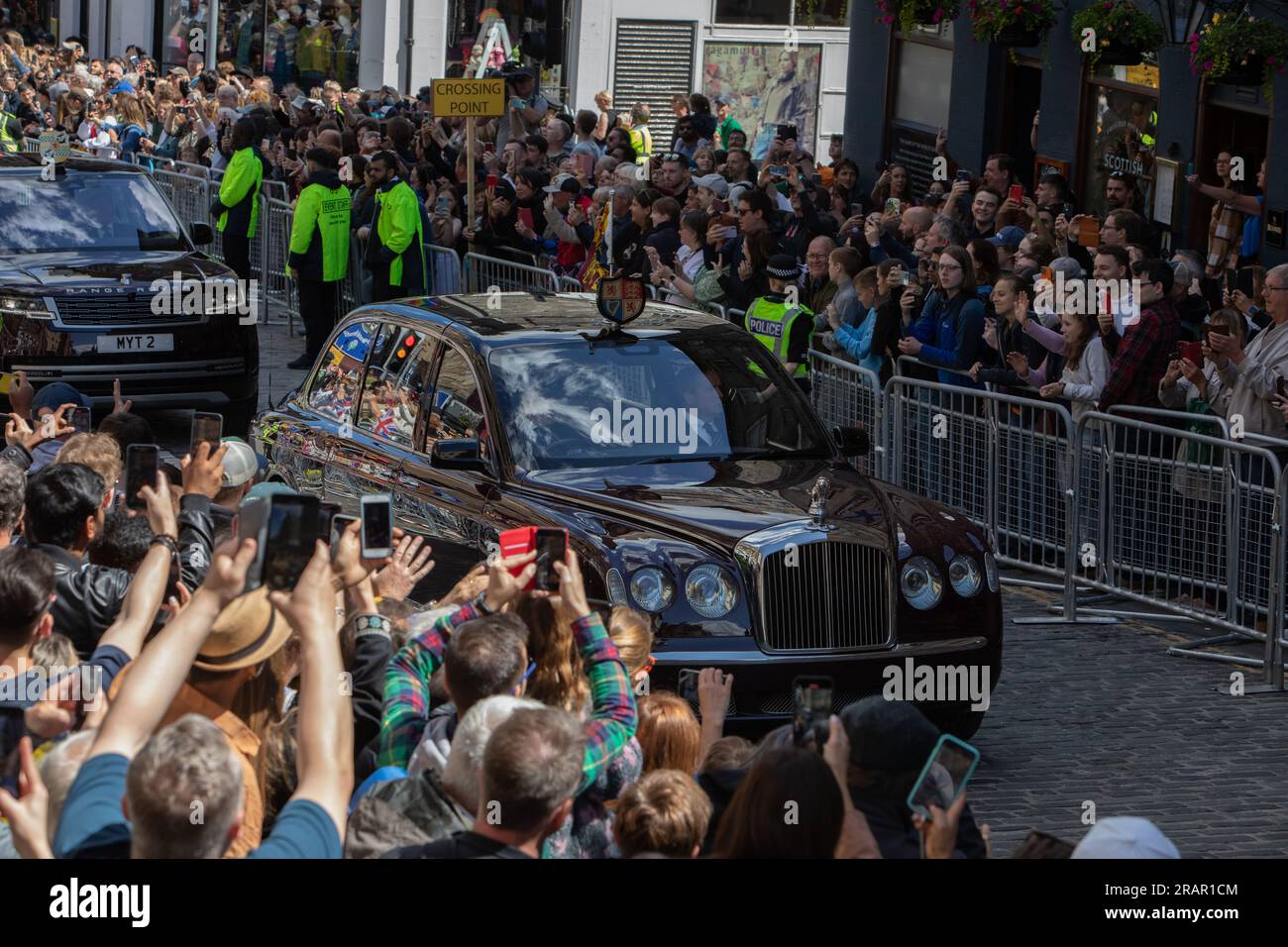 Édimbourg, Écosse, 5 juillet 2023. Les gens se tiennent sur la Royal Mile High Street pour assister aux processions royales alors que l'Écosse marque le couronnement royal de sa Majesté le roi Charles III, à Édimbourg, en Écosse, le 5 juillet 2023. Crédit photo : Jeremy Sutton-Hibbert/Alamy Live News Banque D'Images