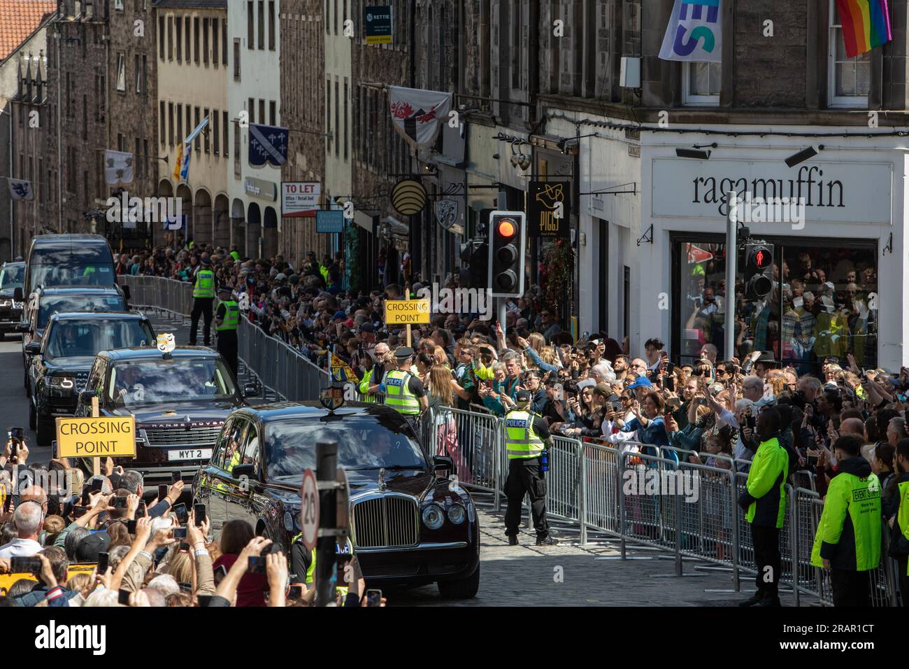 Édimbourg, Écosse, 5 juillet 2023. Les gens se tiennent sur la Royal Mile High Street pour assister aux processions royales alors que l'Écosse marque le couronnement royal de sa Majesté le roi Charles III, à Édimbourg, en Écosse, le 5 juillet 2023. Crédit photo : Jeremy Sutton-Hibbert/Alamy Live News Banque D'Images