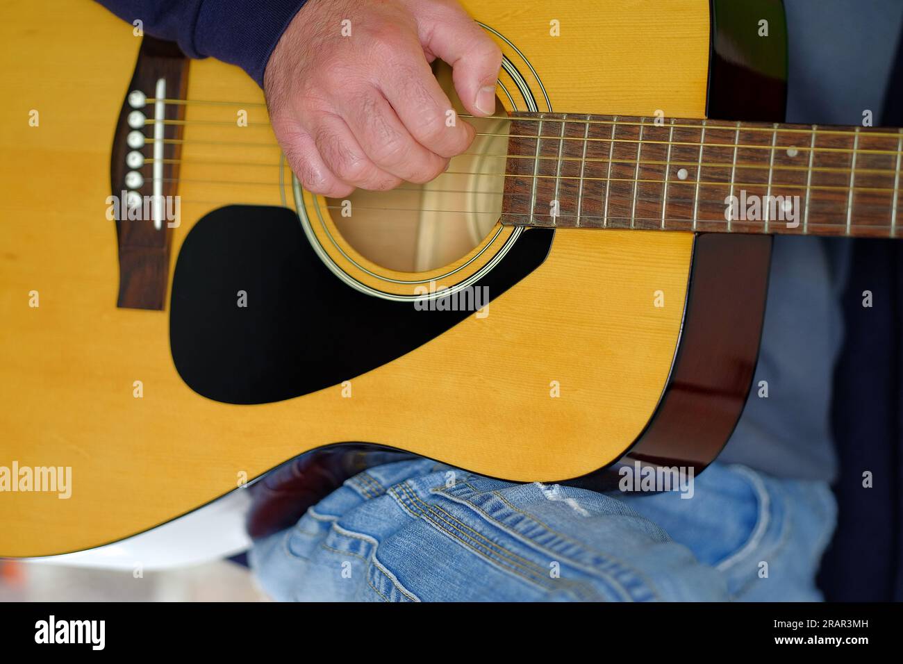 Plan rapproché d'un guitariste jouant de la guitare classique. Banque D'Images