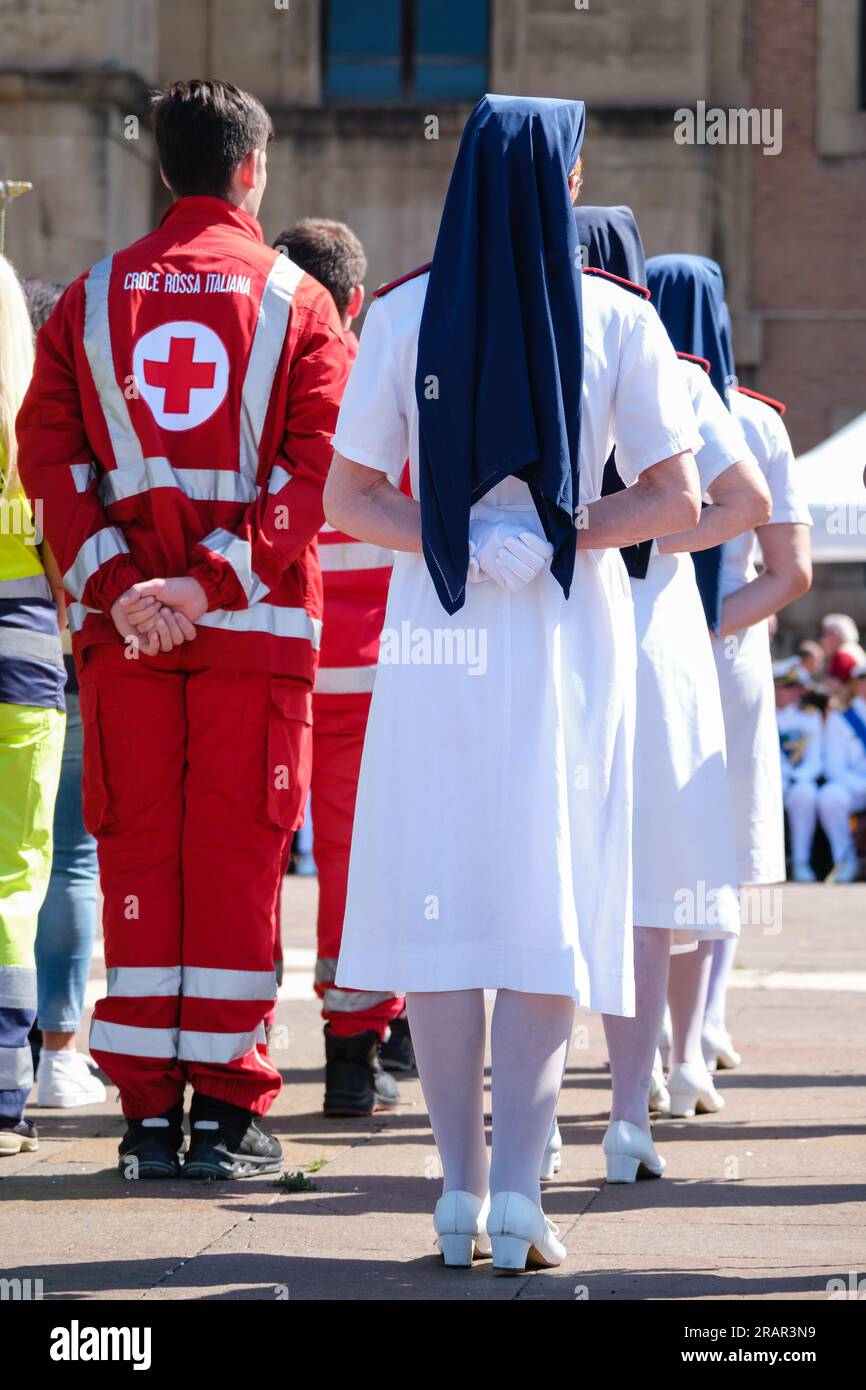 Une infirmière de la Croix-Rouge italienne en uniforme traditionnel a fait la queue pendant le défilé du 2 juin, jour de la République italienne. Banque D'Images