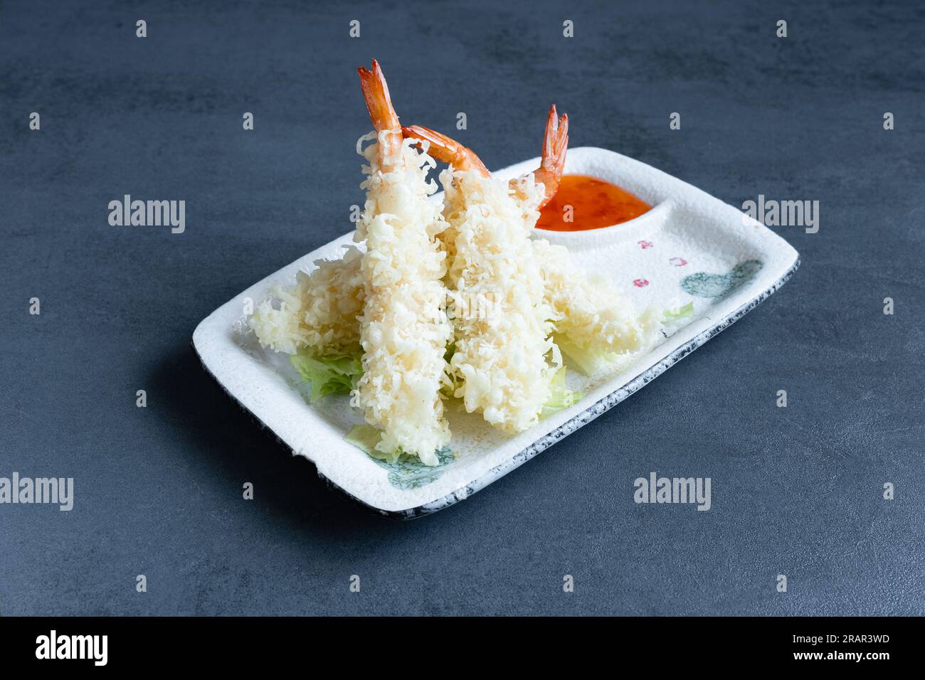 Restaurant sushi, vue sur un plat japonais, EBI Tempura avec sauce. Banque D'Images