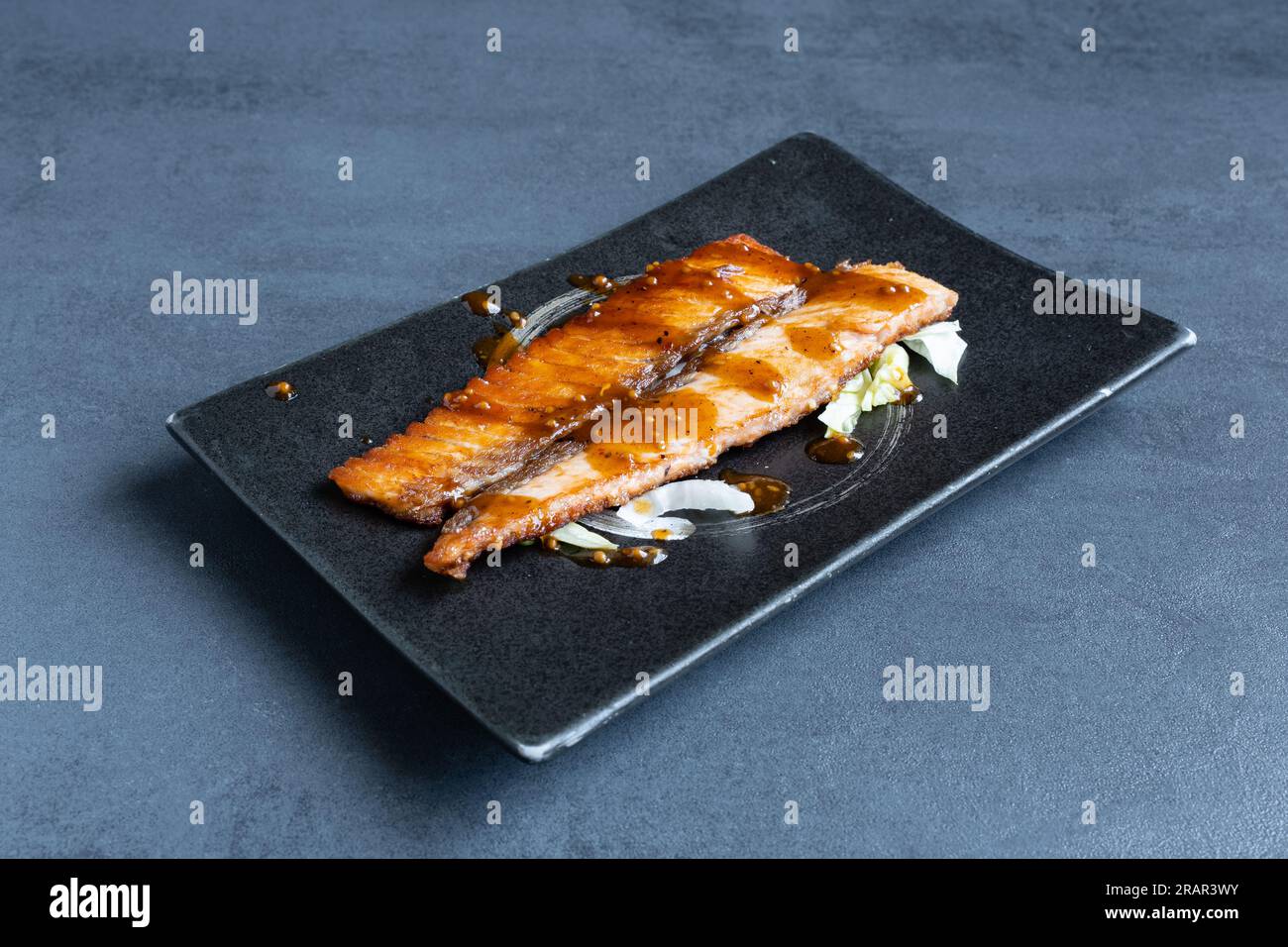 Restaurant de sushi, vue sur un plat japonais, saké Teppanyaki. Banque D'Images