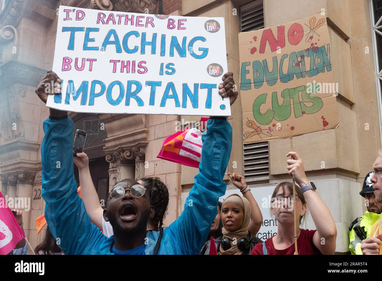 Londres, Royaume-Uni. 5 juillet 2023. Les enseignants en grève de l'Union nationale de l'éducation (NEU) en dehors du ministère de l'éducation réclament des augmentations salariales supérieures à l'inflation et un meilleur financement des écoles. Crédit : Ron Fassbender/Alamy Live News Banque D'Images