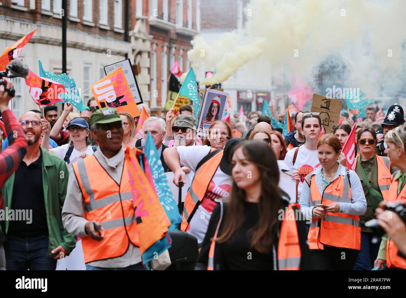 Londres, Royaume-Uni. 05 juillet 2023. Les enseignants marchent 'payez! Sauver nos écoles ». Enseignants membres de l'Union nationale de l'éducation (NEU) le premier jour d'une grève de deux jours cette semaine, dans un différend de longue date sur les réductions de salaire et le financement de l'école. La grève aura lieu en Angleterre les 5 et 7 juillet 2023. Marche à travers Westminster, y compris une manifestation devant le ministère de l'éducation et se terminant par un rassemblement sur la place du Parlement. Crédit : Waldemar Sikora/Alamy Live News Banque D'Images