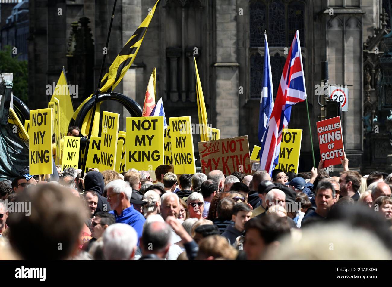 Édimbourg, Écosse, Royaume-Uni. 5 juillet 2023. Des foules et des factions rivales de pro et anti-monarchie se rassemblent sur le Royal Mile avant que le roi Charles III ne soit présenté avec les honneurs d'Écosse lors d'un service national de Thanksgiving à la cathédrale St Giles. Crédit : Craig Brown/Alamy Live News Banque D'Images