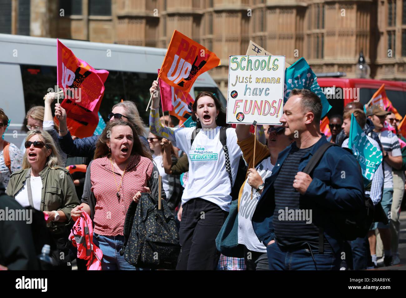 Londres, Royaume-Uni. 05 juillet 2023. Les enseignants marchent 'payez! Sauver nos écoles ». Enseignants membres de l'Union nationale de l'éducation (NEU) le premier jour d'une grève de deux jours cette semaine, dans un différend de longue date sur les réductions de salaire et le financement de l'école. La grève aura lieu en Angleterre les 5 et 7 juillet 2023. Marche à travers Westminster, y compris une manifestation devant le ministère de l'éducation et se terminant par un rassemblement sur la place du Parlement. Crédit : Waldemar Sikora/Alamy Live News Banque D'Images